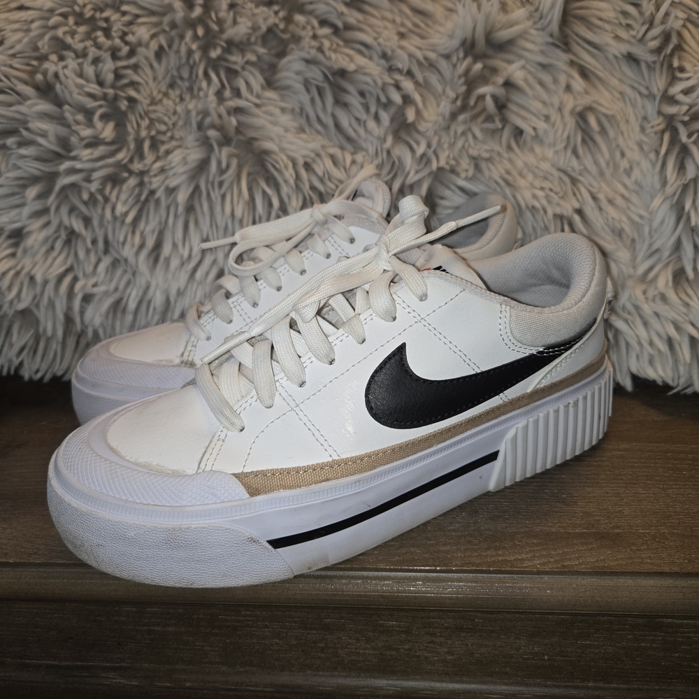Nike White and Black Sneakers - Picture 1 of 3